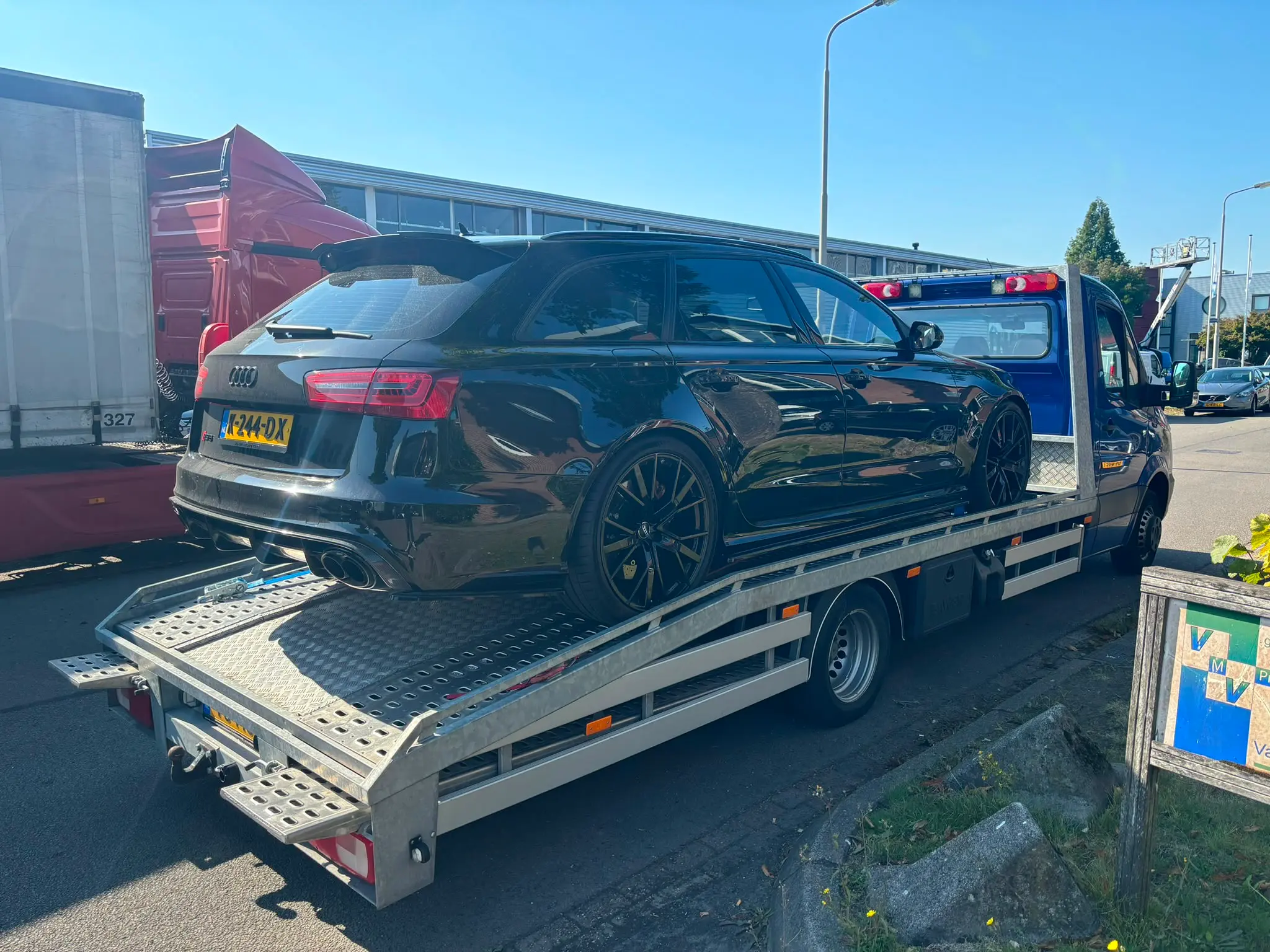 Audi RS6 geladen op een autotransporter