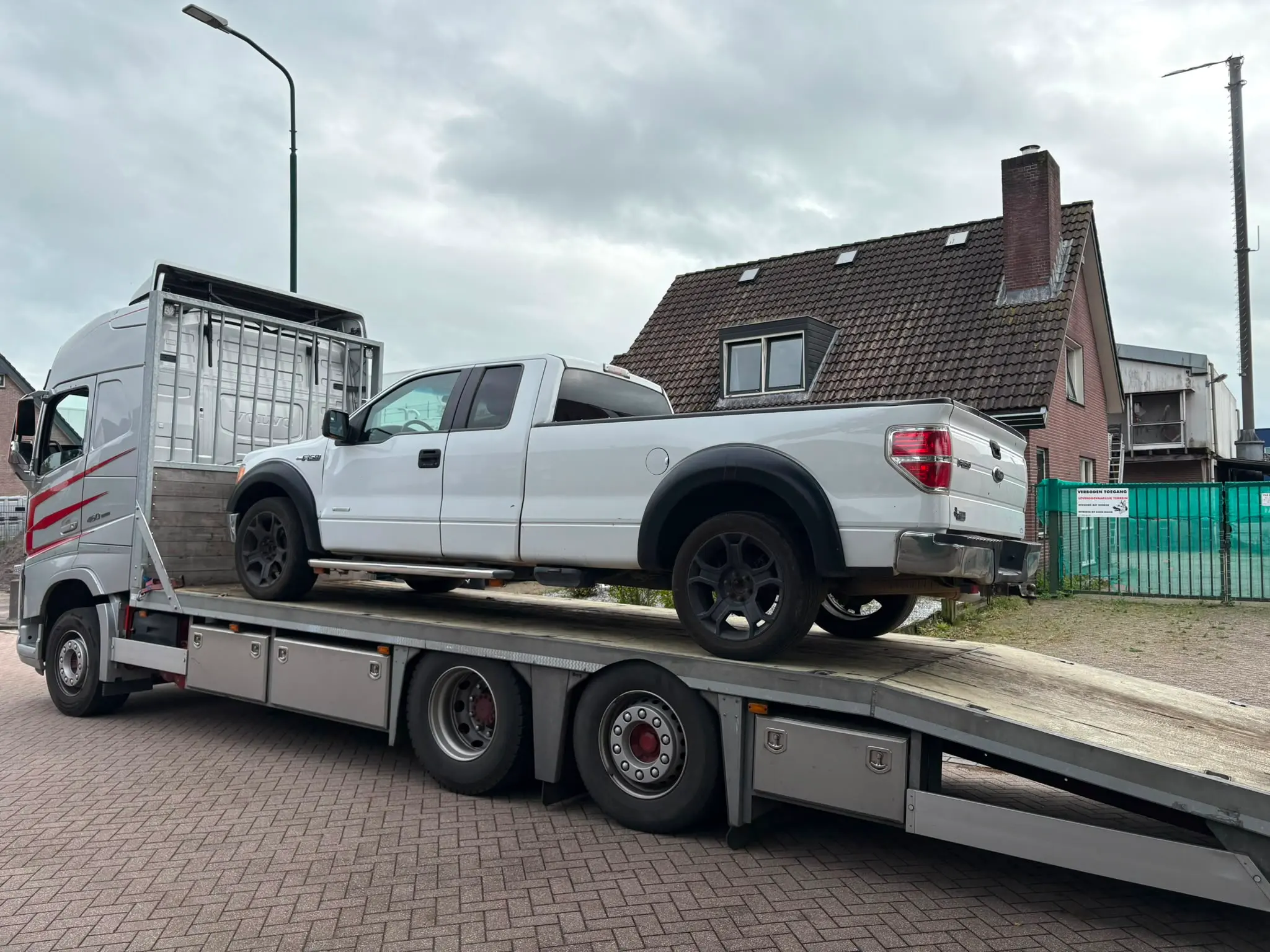 Ford F-150 pick-up geladen op een zware autotransporter