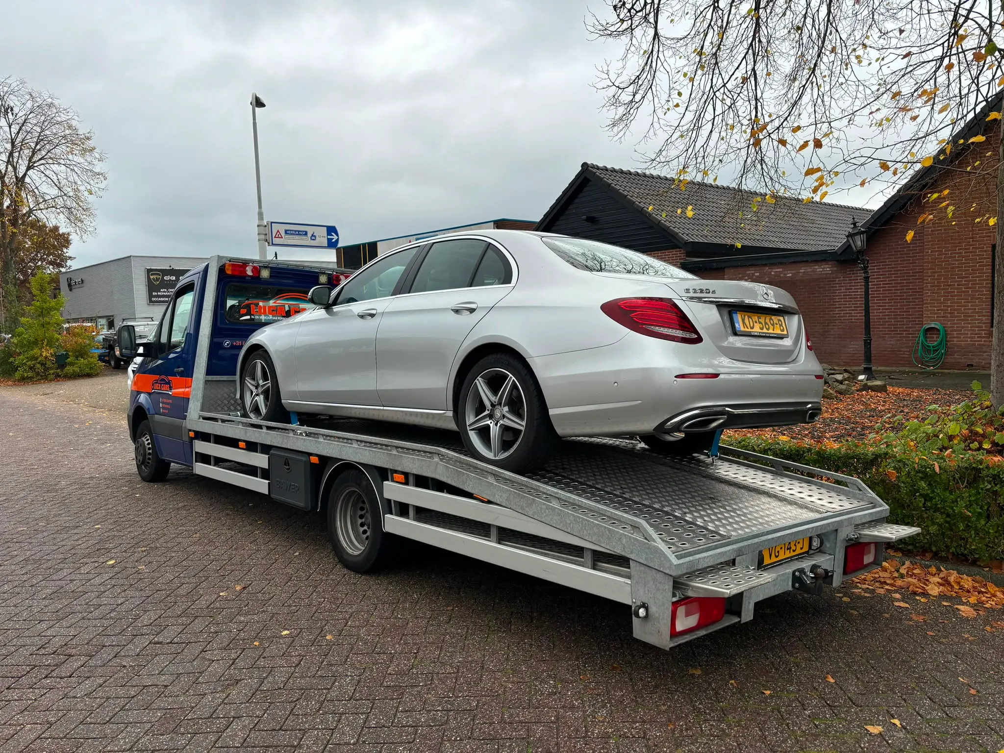 Mercedes E-Klasse op de autotransporter van Luca Cars