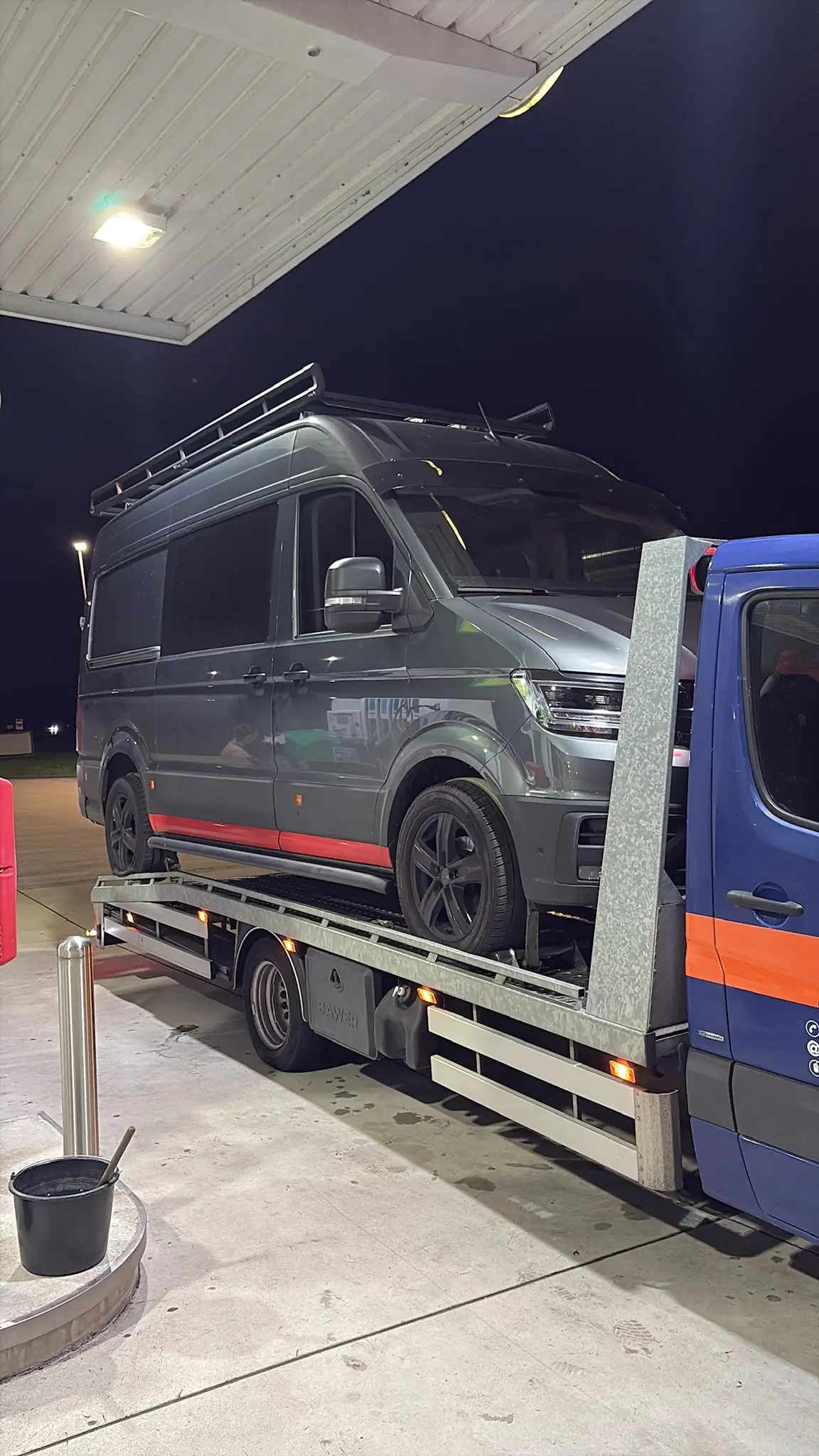 Bestelbus tijdens een nachtelijk transport