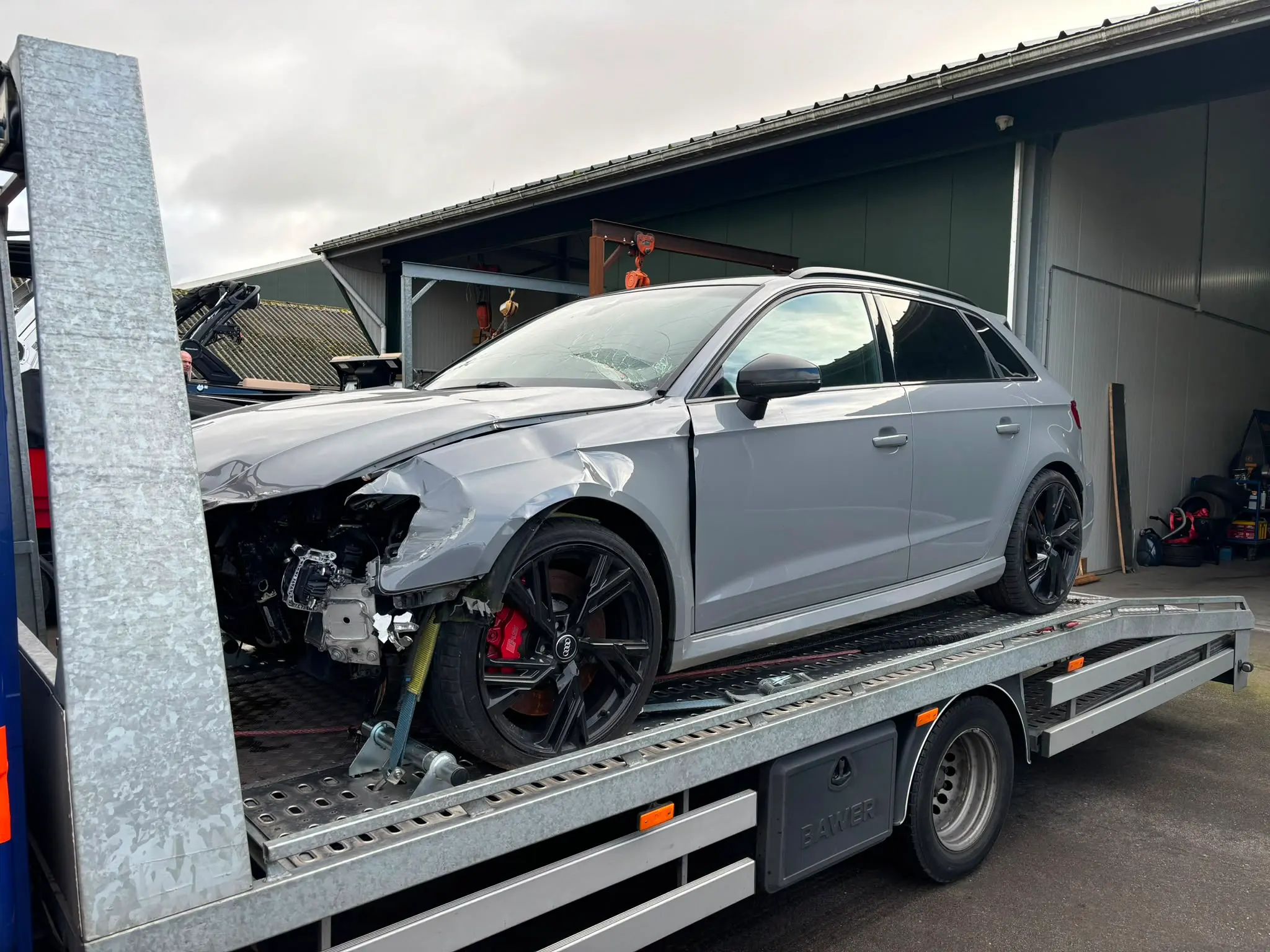 Beschadigde Audi geladen op een autotransporter