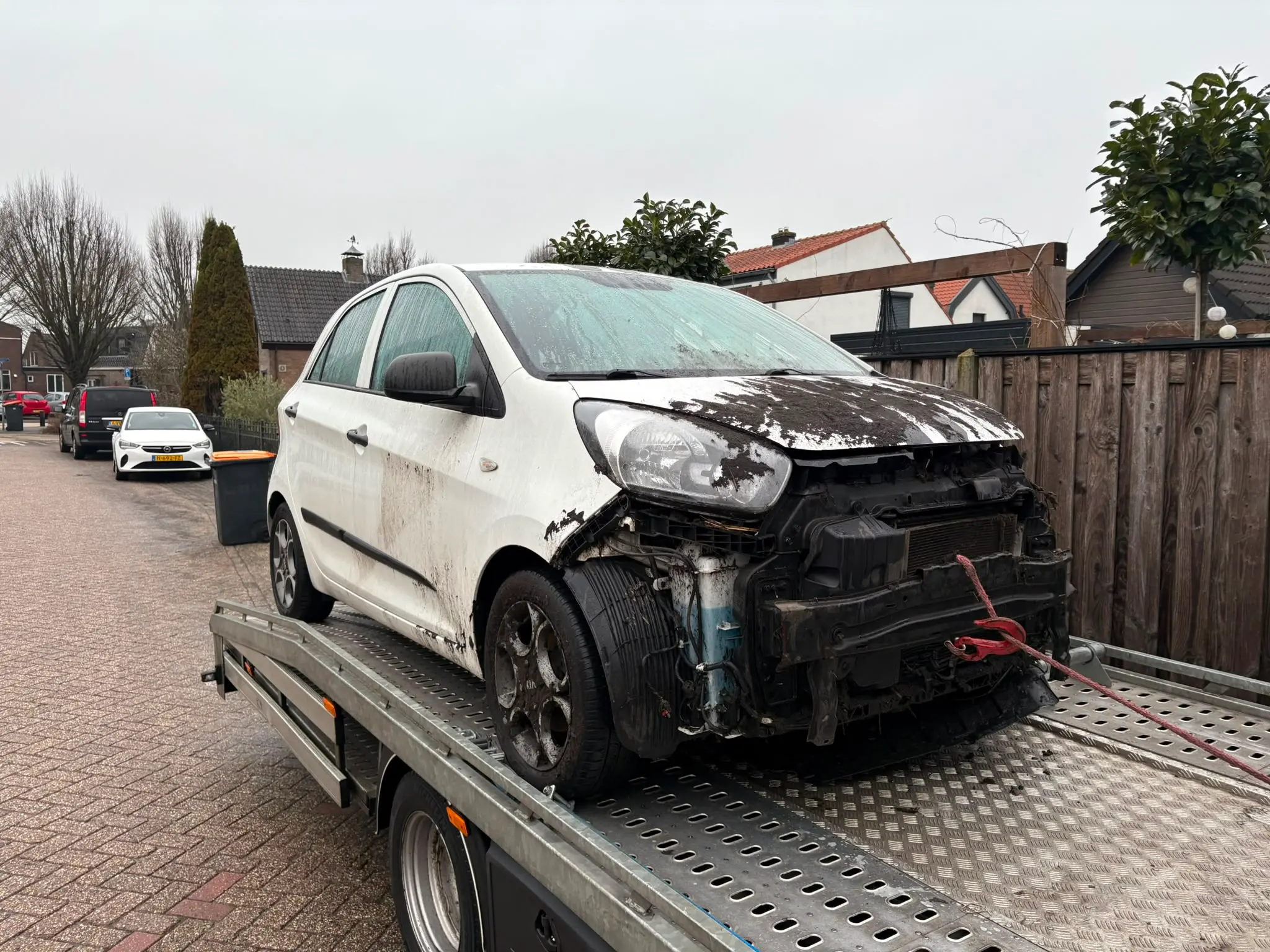 Niet-rijdende schadeauto veilig geladen voor transport