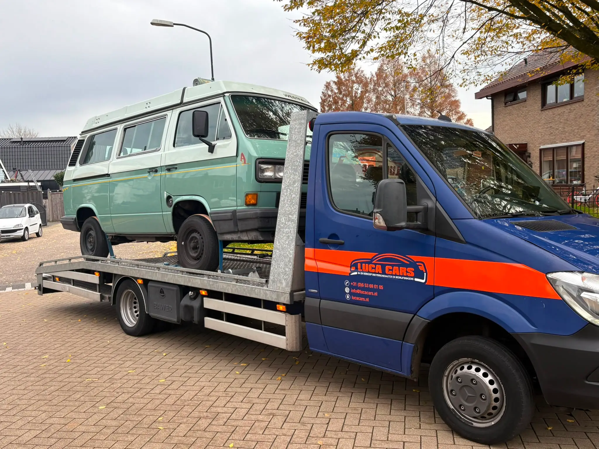 Autotransporter van Luca Cars geladen met een Volkswagen camper